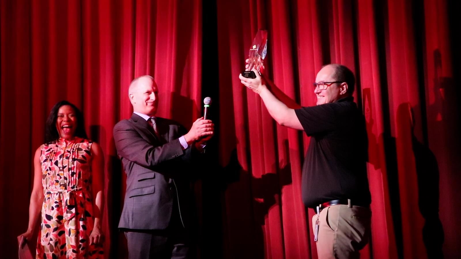  CEO Gordon received honorary Dazzle Award  (Video)